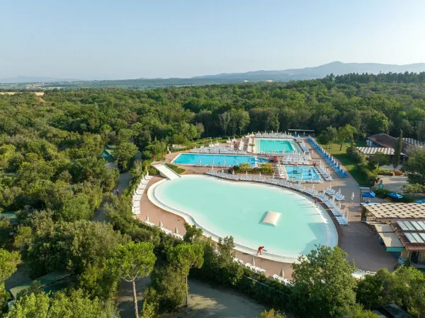 Overzicht lagunebad en zwembaden van Roan camping hu Montescudaio village.