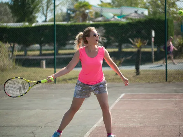 Tennissen bij Roan camping Le Domaine de Beaulieu.