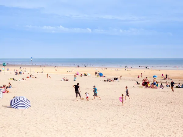 Zand strand bij Roan camping Le Domaine de Beaulieu.