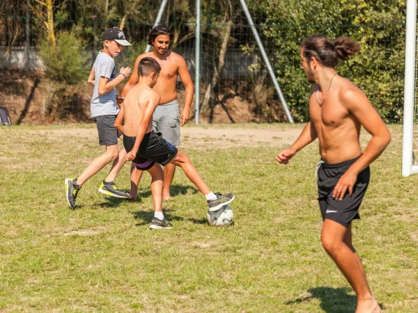 Voetbal spelen op Roan camping Le Domaine du Clarys.