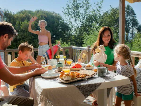 Genietende familie op vakantie bij Roan camping Les Sablines.