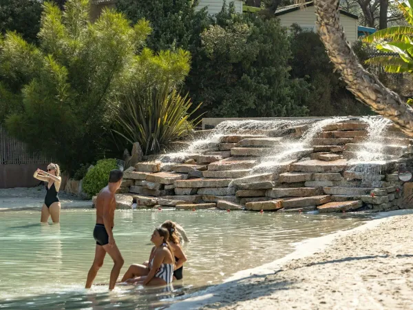 Zittende kinderen in de lagoon op Roan camping La Pierre Verte.