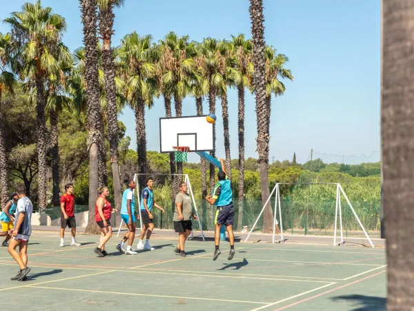 Basketbal bij Roan camping La Baume.