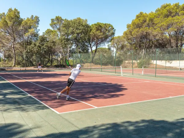 Tennisvelden bij Roan camping La Baume.
