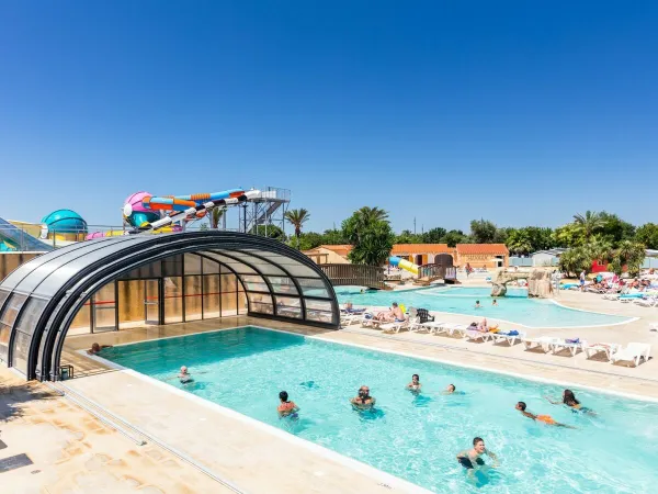 Overdekbaar zwembad van Roan camping Méditerranée.