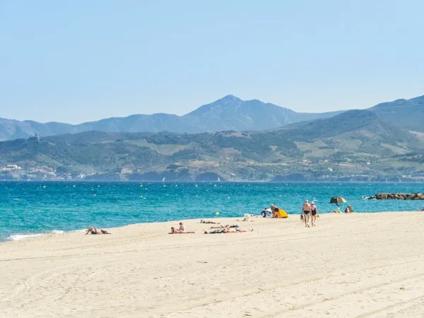 Zandstrand dichtbij Roan camping Soleil Méditerranée.