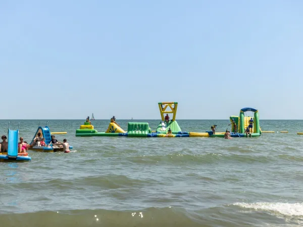 Waterkussen bij het strand van Roan camping Marina Di Venezia.