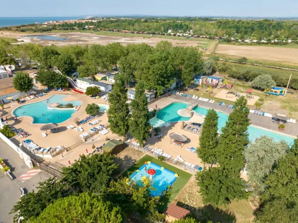 Zwembaden op  Roan camping Méditerranée Plage.