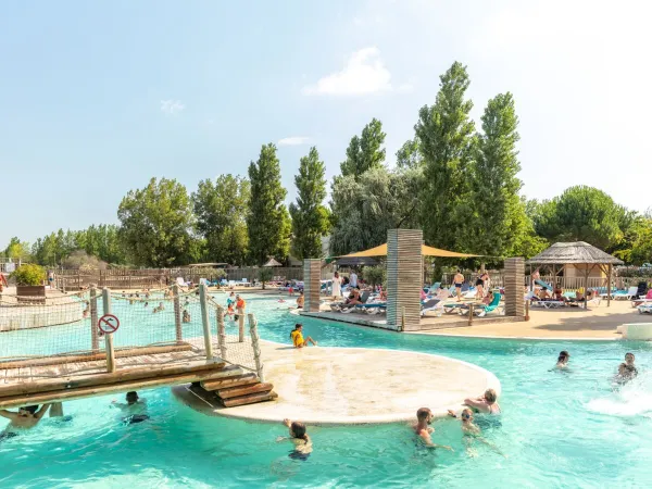 Overzicht zwembad bij Roan camping Méditerranée Plage.