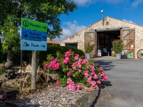 Route naar faciliteiten op Roan camping du Latois.