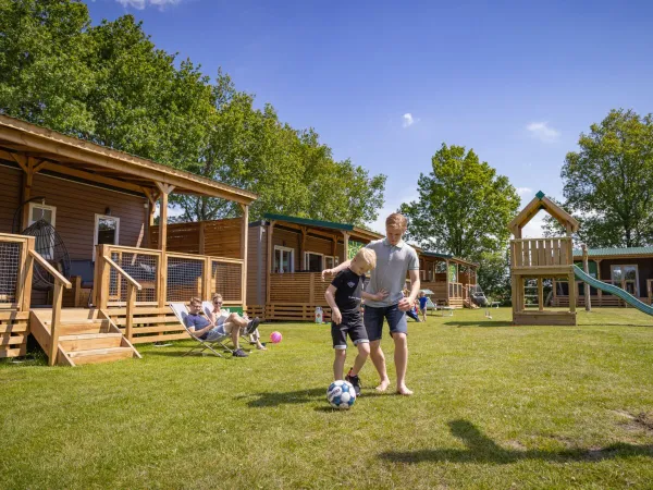 Spelende kinderen bij de Roan accommodaties op camping Marvilla Parks Friese Meren.