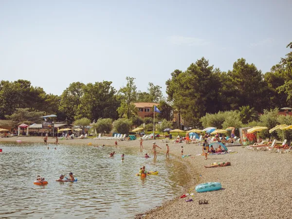 Kiezelstrand dichtbij Roan camping Stella Maris.