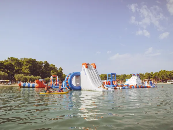 Luchtkussens in zee bij Roan camping Stella Maris.