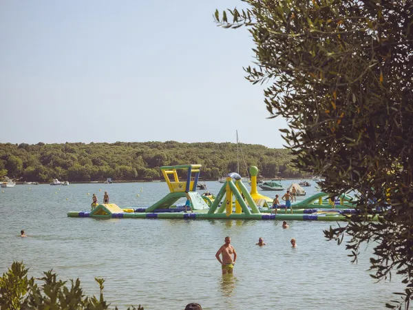 Waterkussen bij het strand van Roan camping Vestar.