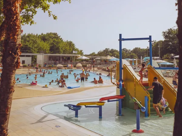 Zwembad met waterspeeltuin in het H gedeelte op Roan camping Bijela Uvala.