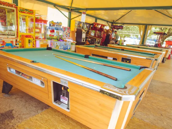 Pooltafels en speelautomaten op Roan camping Bijela Uvala.