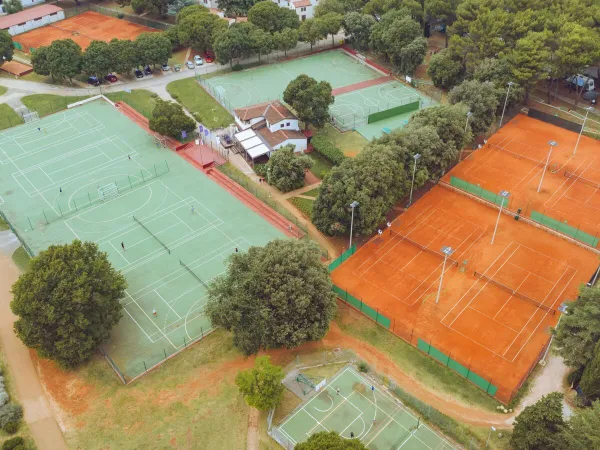 Tennisvelden op Roan camping Polari.