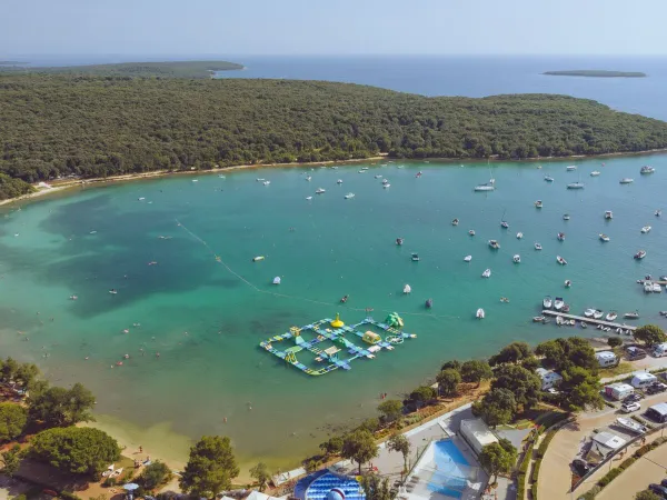 Droneshot van het meer bij Roan camping Vestar.