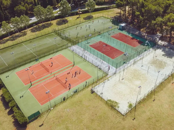 Tennis en voetbal velden op Roan camping Bi Village.