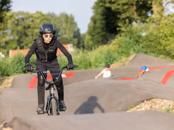 Fietsen, steppen of crossen op de pumptrack bij Roan camping de Twee Bruggen.