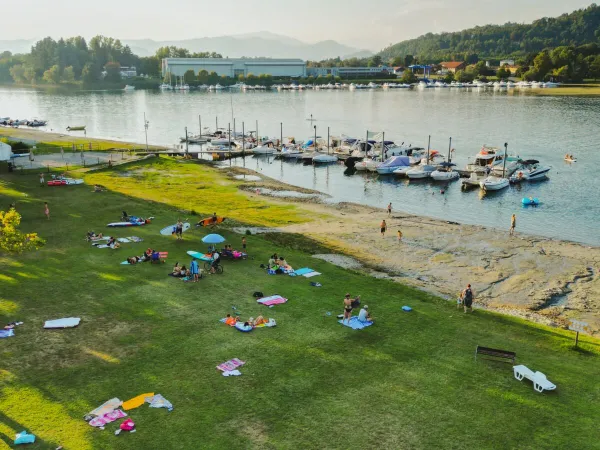 Ligweide bij het water van Roan camping Lido Verbano.