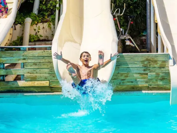 Waterpret bij jongen op Roan camping Cala Gogo.