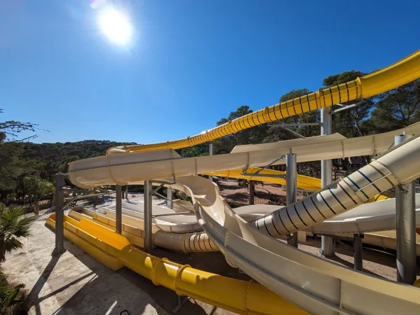 Spectaculaire glijbanen bij Roan camping Internacional de Calonge.