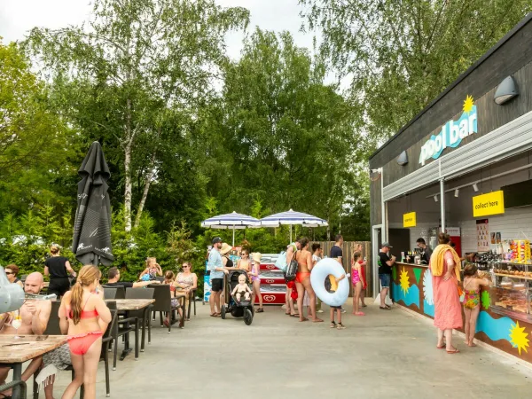 Mensen halen iets lekkers bij de poolbar op Roan camping Birkelt.