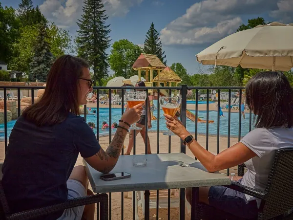 Terras bij het zwembad van Roan camping Le Chêne Gris.