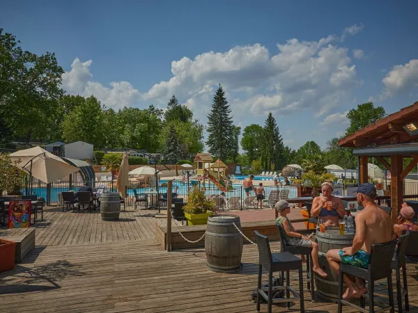 Een terras op Roan camping Le Chêne Gris.