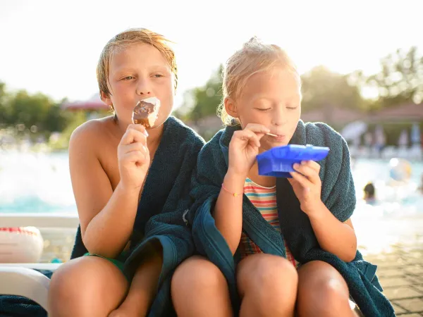 Genietende kinderen bij Roan camping Le Chêne Gris.