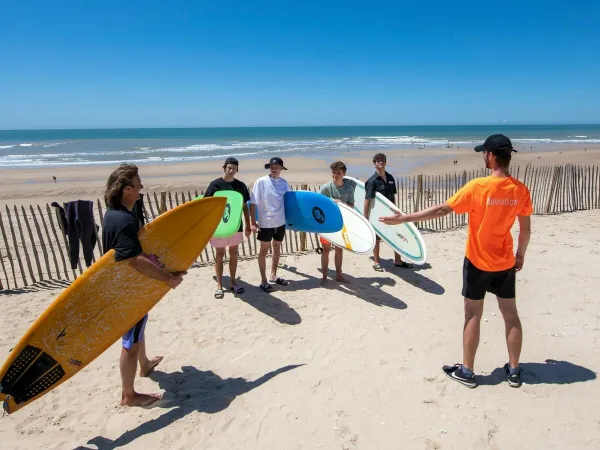 Surfen bij het zandstrand van Roan camping Atlantic Club Montalivet.
