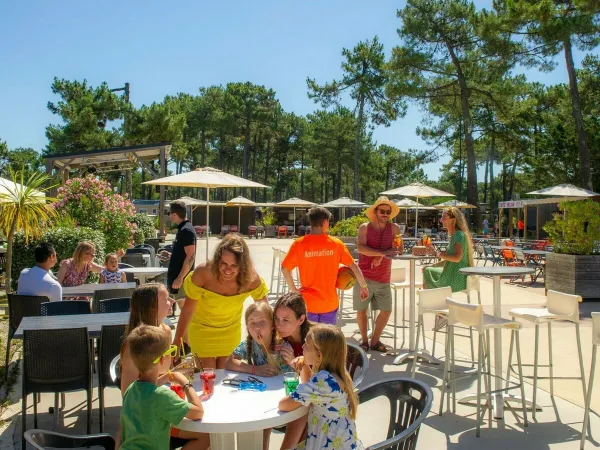 Gezelligheid op het terras op Roan camping Atlantic Club Montalivet.