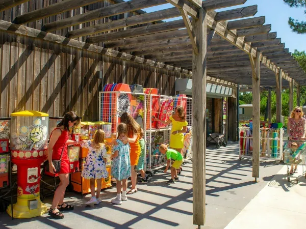 Een souvenirwinkel op Roan camping Atlantic Club Montalivet.