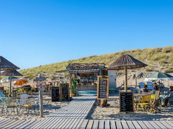 Strandbar bij zandstrand van Roan camping Atlantic Club Montalivet.