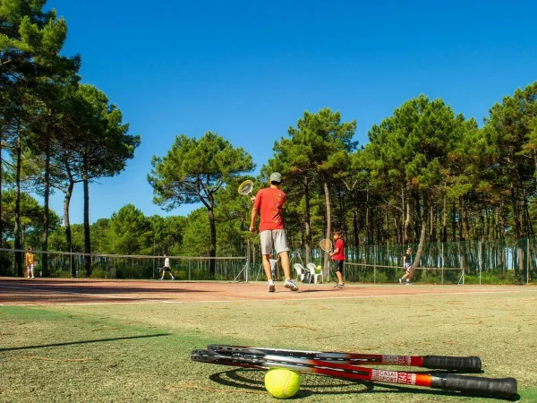 Tennissen op Roan camping Atlantic Club Montalivet.