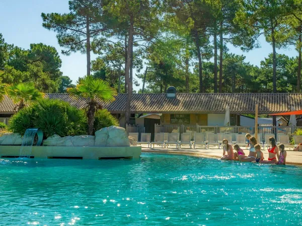 Buitenzwembad op Roan camping Atlantic Club Montalivet.