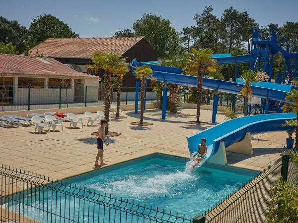 Waterglijbaan op Roan camping La Clairière.