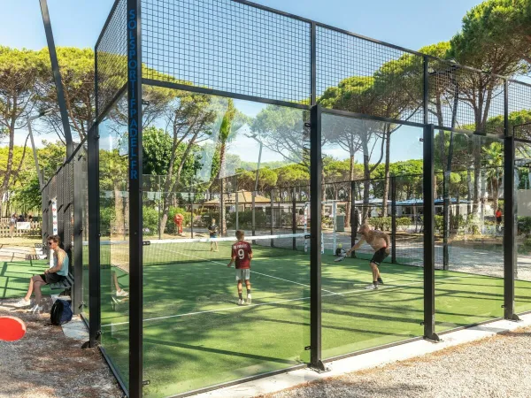 Padelbaan op Roan camping Le Castellas.