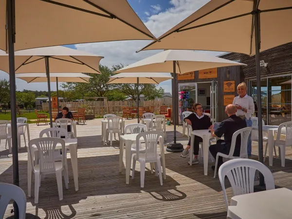 Een terras op Roan camping Les Chardons Bleus de la Turballe.