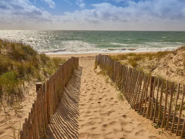 Wandelpad naar zandstrand bij Roan camping Chardons Bleus.