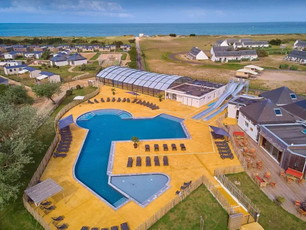 Het zwembadcomplex van Roan camping Les Chardons Bleus de la Turballe.