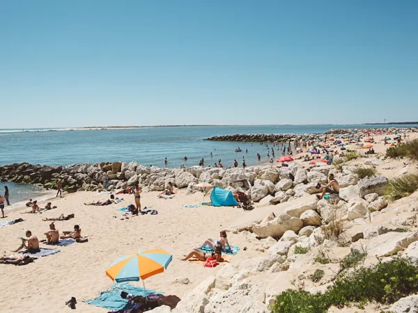 Zand/kiezelstrand bij rivier dichtbij Roan camping La Pinède.