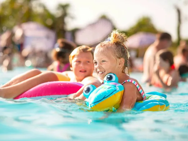 Kinderen genieten van het zwembad op Roan camping domaine de La Yole.