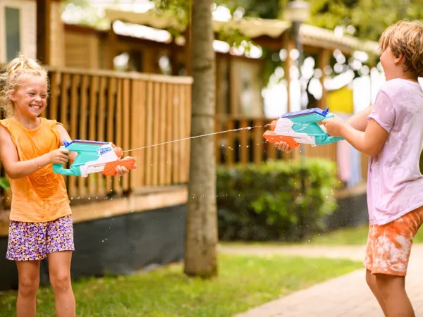 Kinderen maken veel plezier bij de stacaravan op Roan camping Les Lacs du Veron.