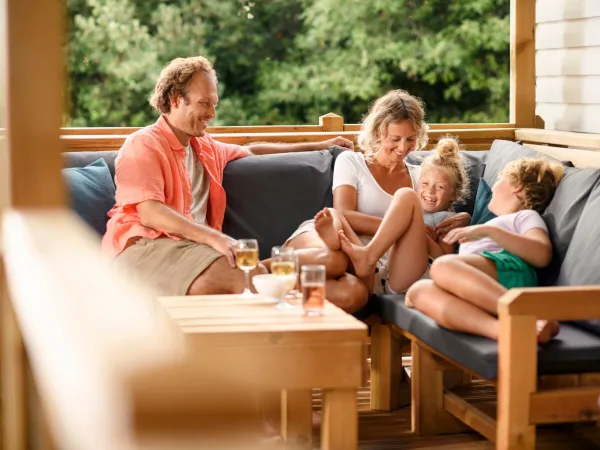 Borrel tijd op de luxe loungebank bij Roan camping Château de Galaure.