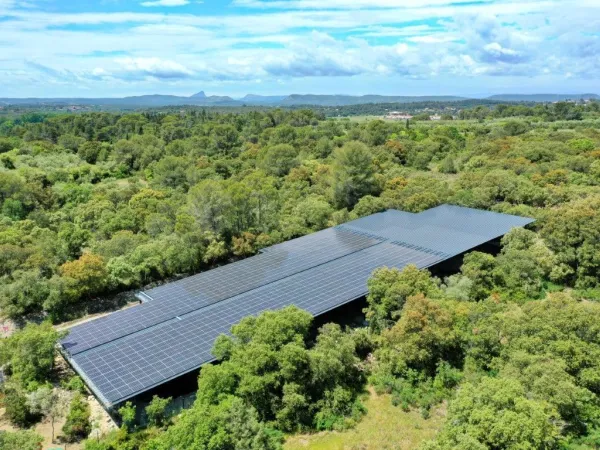 Zonnenpanelen park met 1.200 m² op Roan camping Domaine de Massereau.