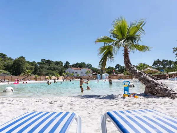 Spelende kinderen in het lagunebad van Roan camping La Clairière