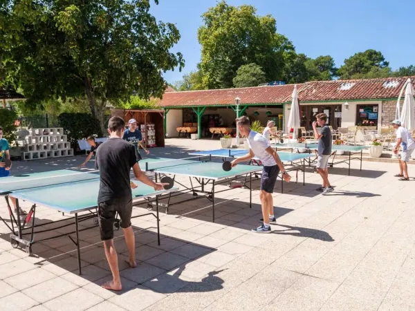 Ping pong tafels op Roan camping La Clairière