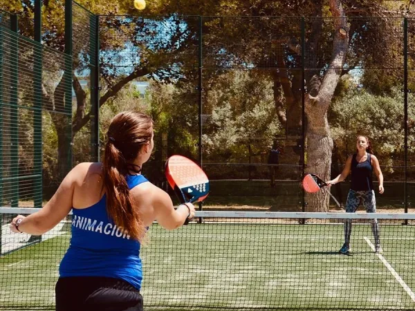 Padel spelen op Roan camping El Garrofer.